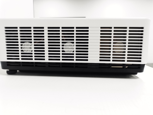 FLYIN 4K เลเซอร์ 3LCD 7000 Ansi Lumens Projector 3840*2160 อุปกรณ์นําเสนอสถานที่ขนาดใหญ่สําหรับกลางแจ้ง